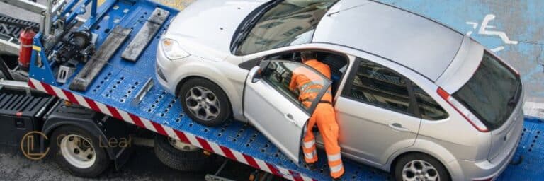 Carro sendo guinchado pelo banco em busca e apreensão de veículo