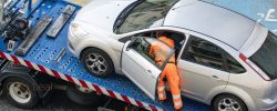 Carro sendo guinchado pelo banco em busca e apreensão de veículo