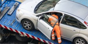 Carro sendo guinchado pelo banco em busca e apreensão de veículo
